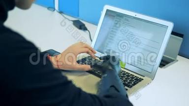 残疾人在平板电脑上写<strong>一封信</strong>，背面。